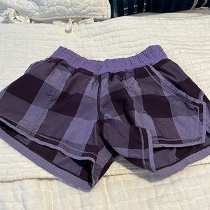 lulu lemon size 4 mid rise shorts